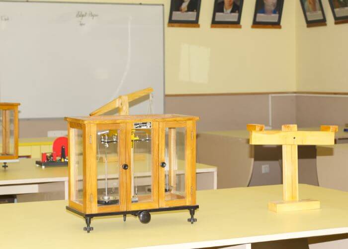 Interactive STEM projects and scientific exploration in the learning labs at NewAge World School, fostering innovative education.